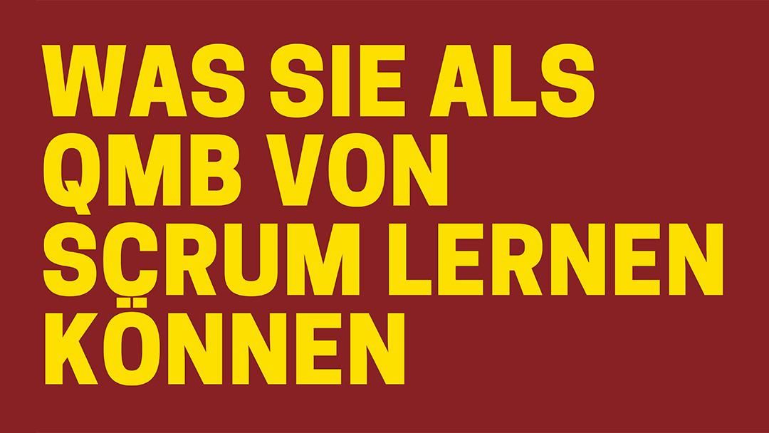 Gelbe Headline „Was Sie als QMB von Scrum lernen können” auf dunkelrotem Hintergrund